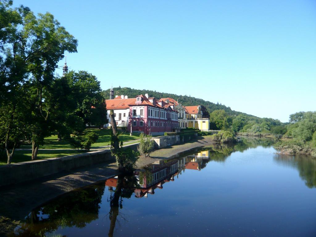 Nad Kralovnou Hotel & Restaurant Prag Exteriör bild
