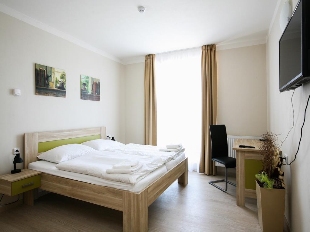 Nad Kralovnou Hotel & Restaurant Prag Exteriör bild