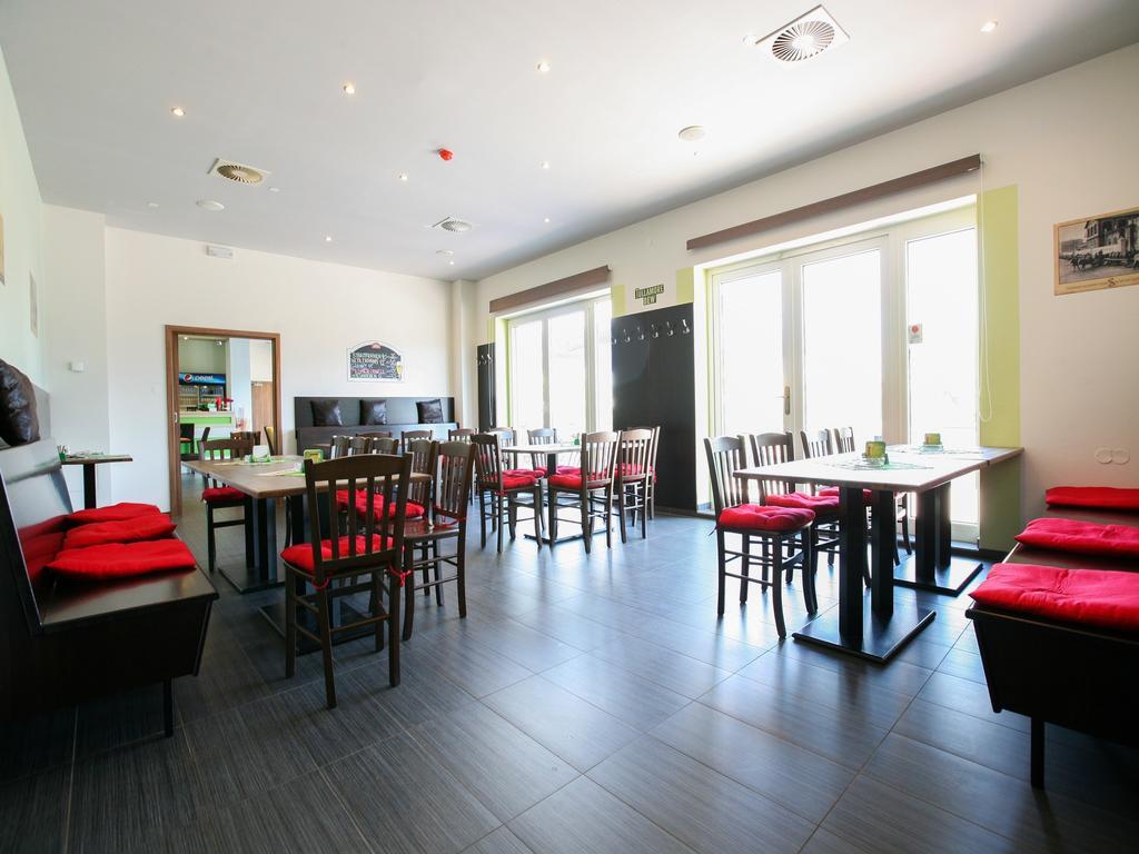 Nad Kralovnou Hotel & Restaurant Prag Rum bild