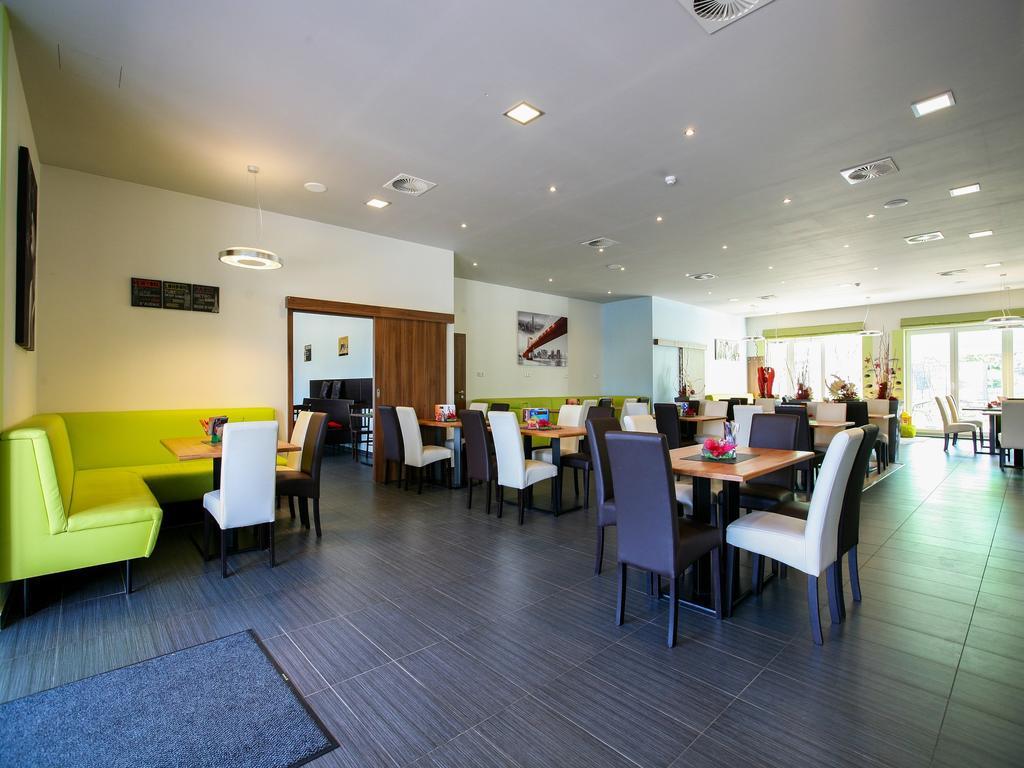 Nad Kralovnou Hotel & Restaurant Prag Exteriör bild