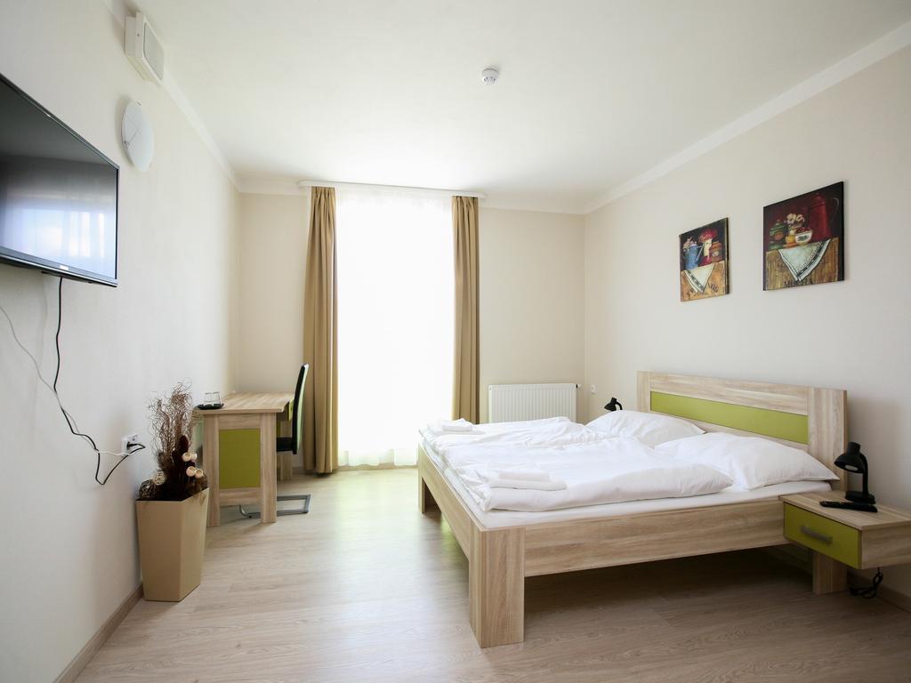 Nad Kralovnou Hotel & Restaurant Prag Rum bild