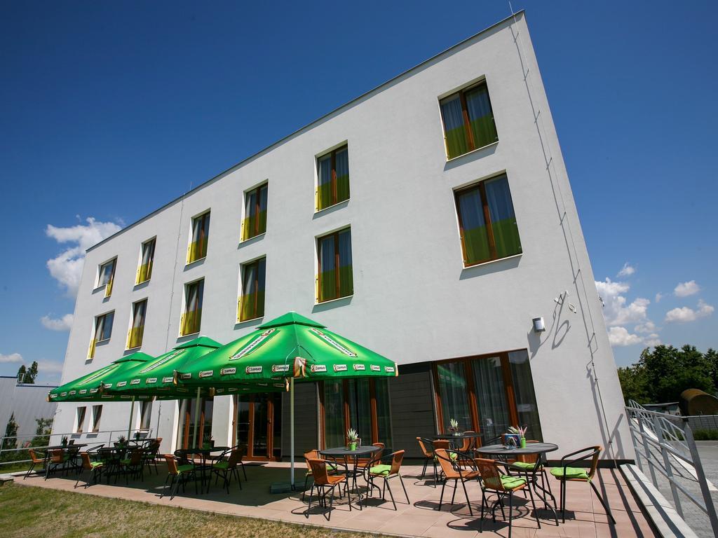 Nad Kralovnou Hotel & Restaurant Prag Exteriör bild