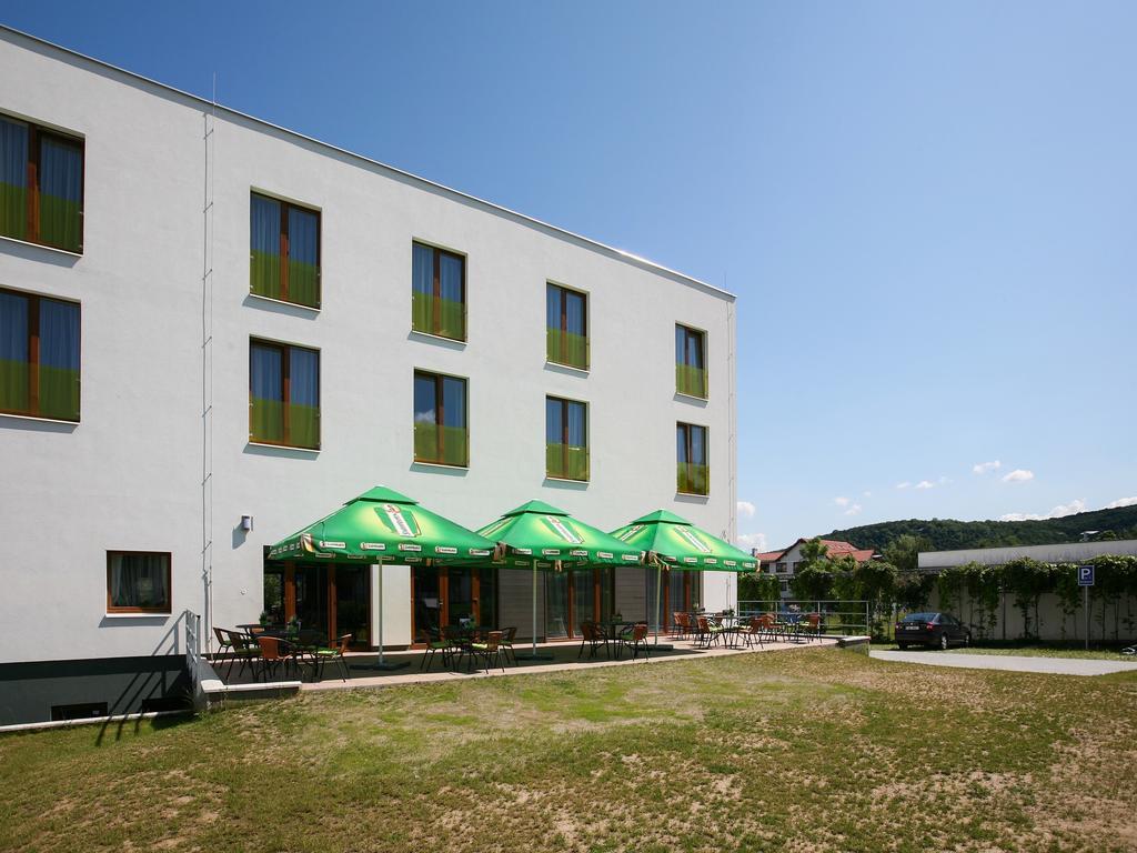 Nad Kralovnou Hotel & Restaurant Prag Exteriör bild