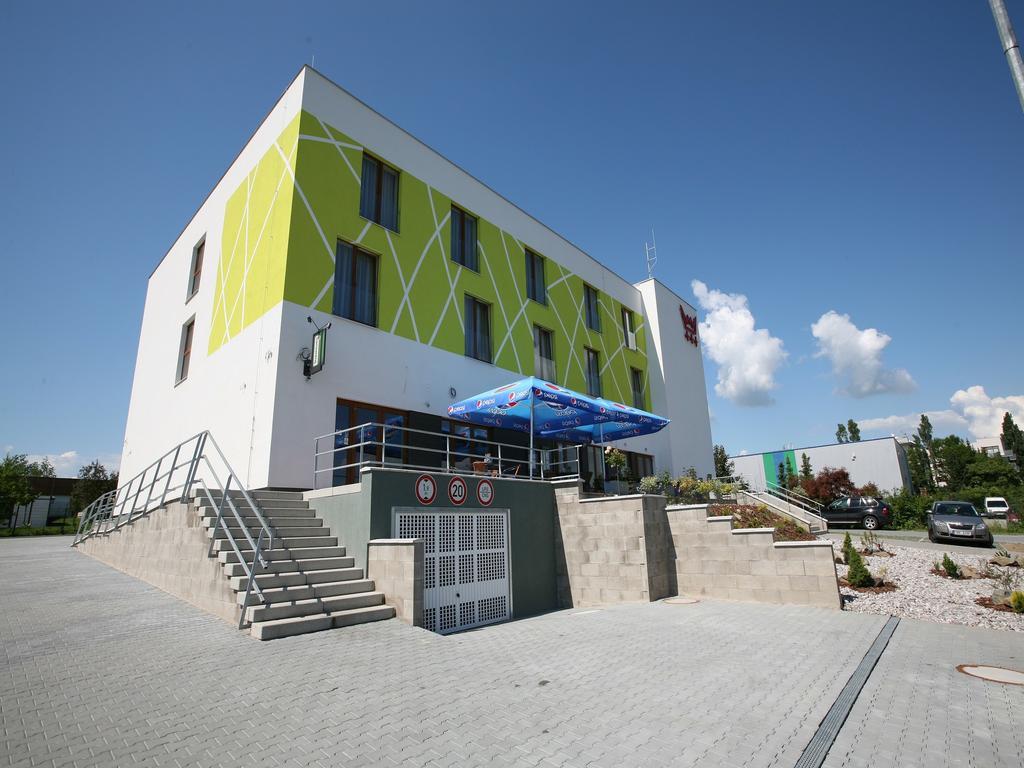 Nad Kralovnou Hotel & Restaurant Prag Exteriör bild