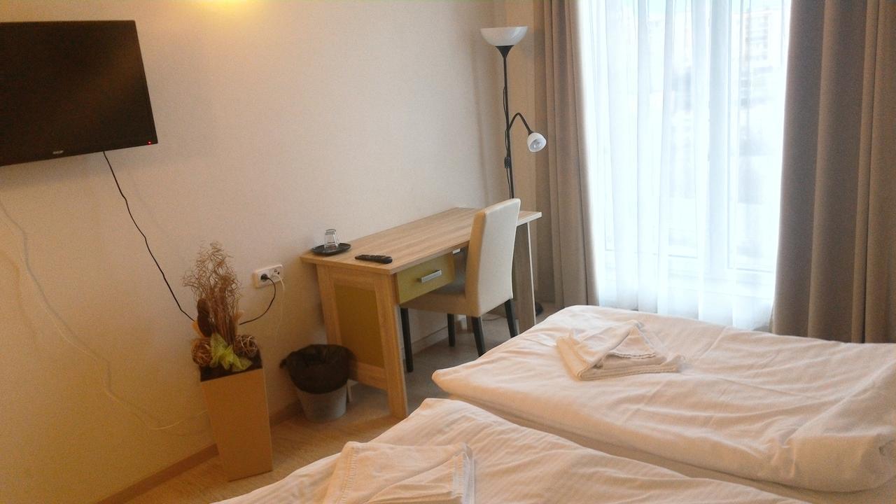 Nad Kralovnou Hotel & Restaurant Prag Exteriör bild